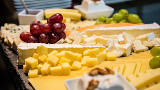 Käseplatte, verschiedene Käsesorten und Weintrauben