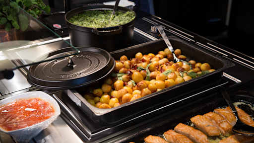 Hauptspeise - Kartoffeln, Spinat, Lachs, Soße 