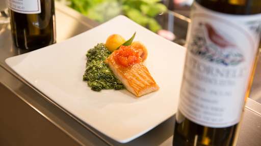 Hauptspeise - am Teller angerichtet, Kartoffeln, Lachs, Spinat - Flasche Wein