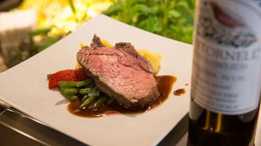 Käseplatte, verschiedene Käsesorten und Weintrauben