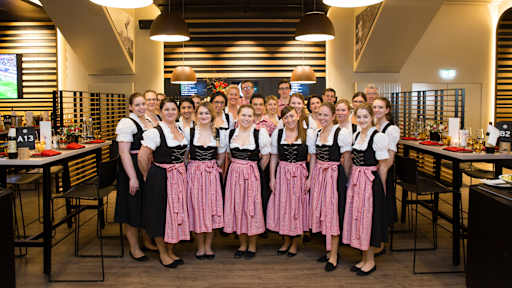 mehrere Servicekräfte in Tracht