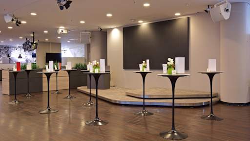 Bild aus der Sponsoren Lounge - Ansicht einiger Stehtische