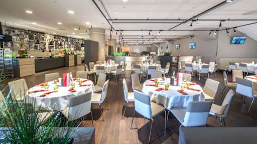 Bild Sponsoren Lounge, einige Tisch und Bar zum Catering
