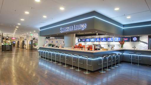 Bild aus der Sponsoren Lounge, große Bar in der Sponsoren Lounge