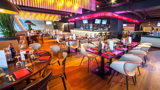 Säbener Lounge - niedrige 6er und 8er Tische, Sports Bar in der Säbener Lounge