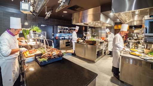 Säbener Lounge - offene Küche mit direktem Blick auf die Köche