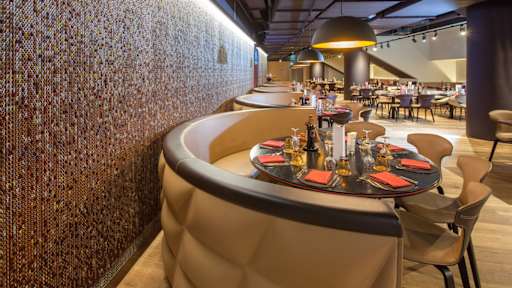 säbener Lounge - weitere Ansicht der Lounge mit niedrigen Tischen