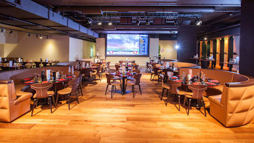 Säbener Lounge - niedrige Tische, Bühne in der Säbener Lounge