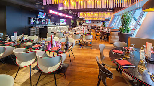 Säbener Lounge - niedrige 6er und 8er Tische, Sports Bar in der Säbener Lounge