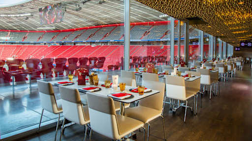 Business Club - niedrige Tisch vor Glasfront, mit Blick ins Stadioninnere