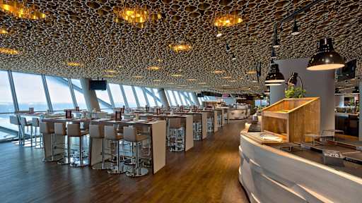 Business Club - weitere Ansicht der Lounge mit hohen Tischen