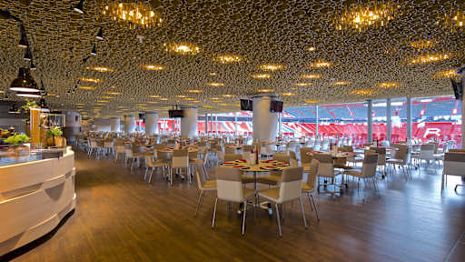 Business Club - niedrige Tisch vor Glasfront, CateringBuffet, mit Blick ins Stadioninnere