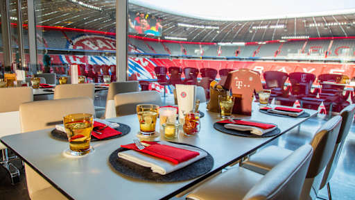 Business Club - niedriger Tisch vor Glasfront, mit Blick ins Stadioninnere