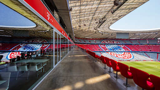 Business Club - Aussenansicht, aus dem Innenraum, auf dem Balkon zum Business Club