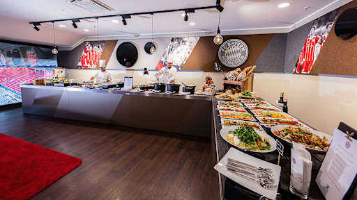 Eventbox - Catering Buffet, gesamtüberblick, mit Blick auf das Spielfeld