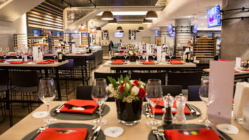 Franz Beckenbauer Lounge - eingedeckte Tisch, Bilder von Franz an der Wand, Bar 