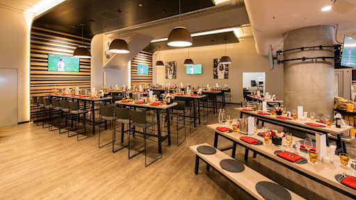 Franz Beckenbauer Lounge - weiteres Bild, eingedeckte Tisch, Bilder von Franz an der Wand