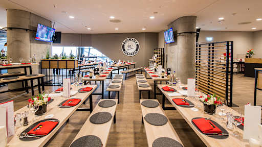 Franz Beckenbauer Lounge - eingedeckte Tisch, Bilder von Franz an der Wand