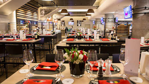 Franz Beckenbauer Lounge - eingedeckte Tisch, Bilder von Franz an der Wand