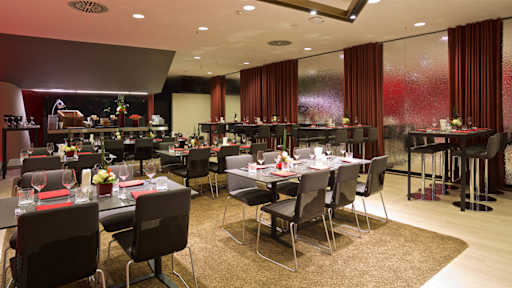 Foyer - mehrere Tische eingedeckt