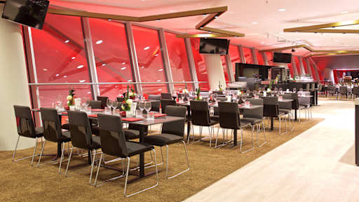 Foyer - niedrig eingedeckter Tische, am Abend