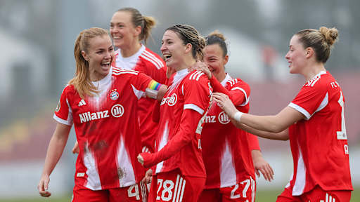 Barbara Dunst bejubelt ihren Treffer im DFB-Pokal-Duell gegen Ingolstadt.