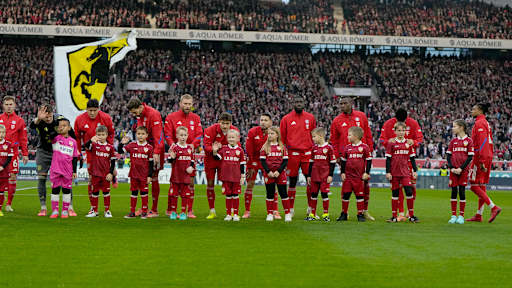Spieler nehmen Aufstellung auf dem Rasen  vor dem Bundesliga-Spiel des FC Bayern beim VfB Stuttgart
