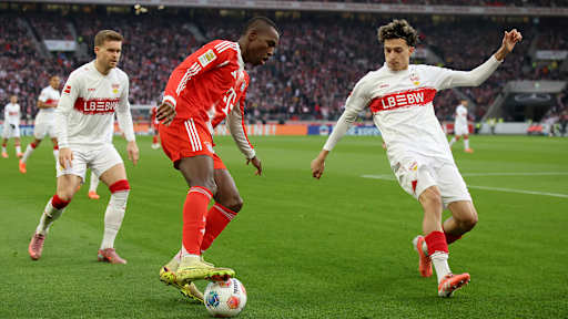 Nicolas Jackson im Kampf um den Ball mit AL-Khadil im Bundesliga-Spiel des FC Bayern beim VfB Stuttgart