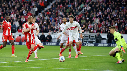 Konrad Laimer schließt ab per Hacke zum 1:0 im Bundesliga-Spiel des FC Bayern beim VfB Stuttgart