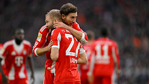 LEon Goretzka umarmt Torschütze Konrad Laimer im Bundesliga-Spiel des FC Bayern beim VfB Stuttgart