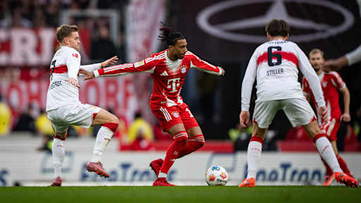 Michael Olise am Ball im Bundesliga-Spiel des FC Bayern beim VfB Stuttgart