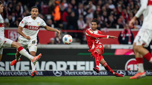 Torabschluss von Michael Olise im Bundesliga-Spiel des FC Bayern beim VfB Stuttgart