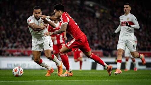 Luis Diaz im Zweikampf mit Josha Vagnoman im Bundesliga-Spiel des FC Bayern beim VfB Stuttgart