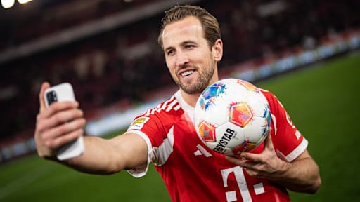 Harry Kane macht ein Selfie mit dem Spielball nach seinem Hattrick im Bundesliga-Spiel des FC Bayern beim VfB Stuttgart
