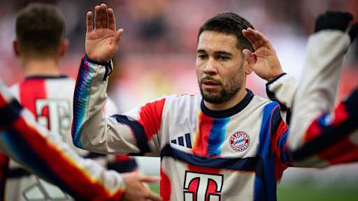 Raphael Guerreiro klatsch mit einem Kollegen ein vor dem Bundesliga-Spiel des FC Bayern beim VfB Stuttgart