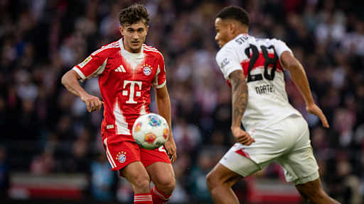 Tom Bischof am Ball im Bundesliga-Spiel des FC Bayern beim VfB Stuttgart