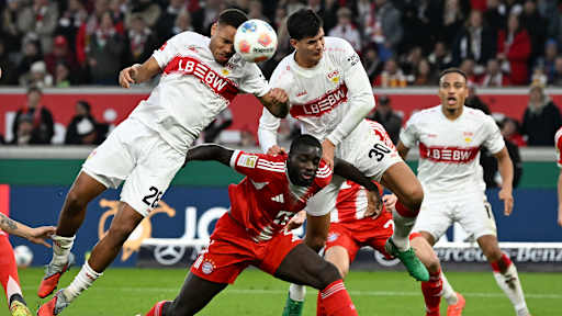 Nicolas Nartey überspringt Dayot Upamecano beim Kopfball im Bundesliga-Spiel des FC Bayern beim VfB Stuttgart