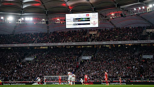 Anzeigetafel der MHP Arena zeigt eine VAR-Entscheidung wegen Abseits im Bundesliga-Spiel des FC Bayern beim VfB Stuttgart