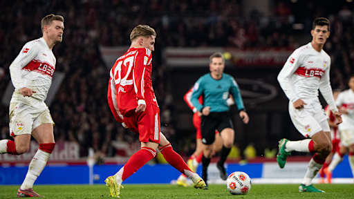 Lennart Karl am Ball im Bundesliga-Spiel des FC Bayern beim VfB Stuttgart