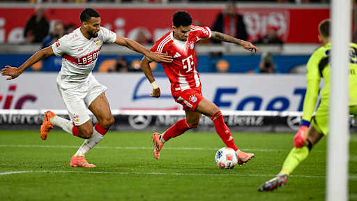 Luis Díaz am Ball im Bundesliga-Spiel des FC Bayern beim VfB Stuttgart