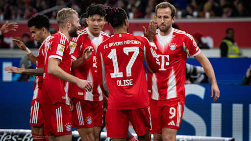 Harry Kane und Teamkollegen jubeln nach dem 2:0 im Bundesliga-Spiel des FC Bayern beim VfB Stuttgart