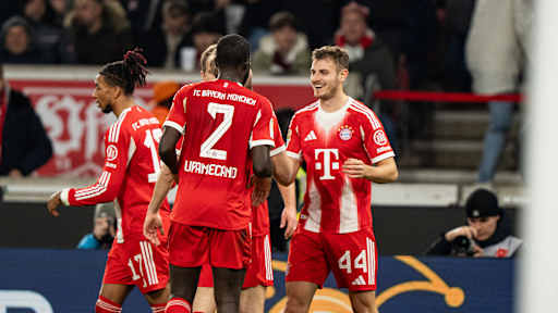 Josip Stanisic jubelt mit den Kollegen nach dem 3:0 im Bundesliga-Spiel des FC Bayern beim VfB Stuttgart