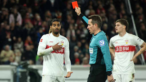 Stuttgarts Assignon sieht die Rote Karte im Bundesliga-Spiel des FC Bayern beim VfB Stuttgart