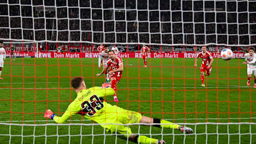 Harry Kane verwandelt den Elfmeter zum 4:0 im Bundesliga-Spiel des FC Bayern beim VfB Stuttgart