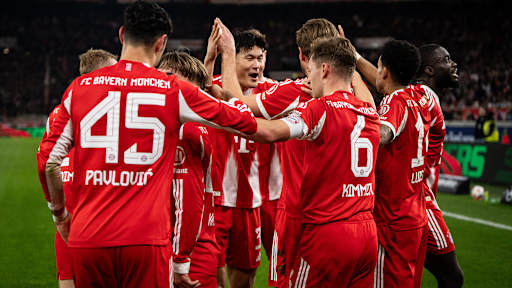 Die Spieler jubeln gemeinsam nach einem Tor im Bundesliga-Spiel des FC Bayern beim VfB Stuttgart