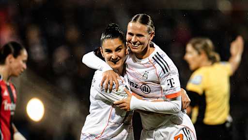 Klara Bühl und Jovana Damnjanović jubeln Arm in Arm während des Gastspiels der FC Bayern Frauen in der Google Pixel Frauen-Bundesliga bei Eintracht Frankfurt