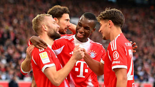 Laimer, Jackson und Bischof jubeln nach dem 1:0 im Bundesliga-Spiel des FC Bayern beim VfB Stuttgart