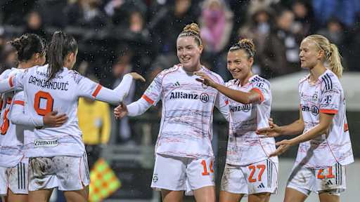 Alara und ihre Kolleginnen bejubeln den Sieg in Frankfurt.