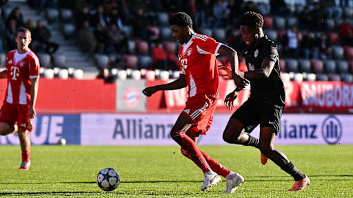 Allen Junior Lambe im Duell mit einem Gegenspieler von Sporting Lissabon.