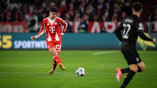 Aleksandar Pavlovic spielt einen Pass im Spiel gegen Sporting